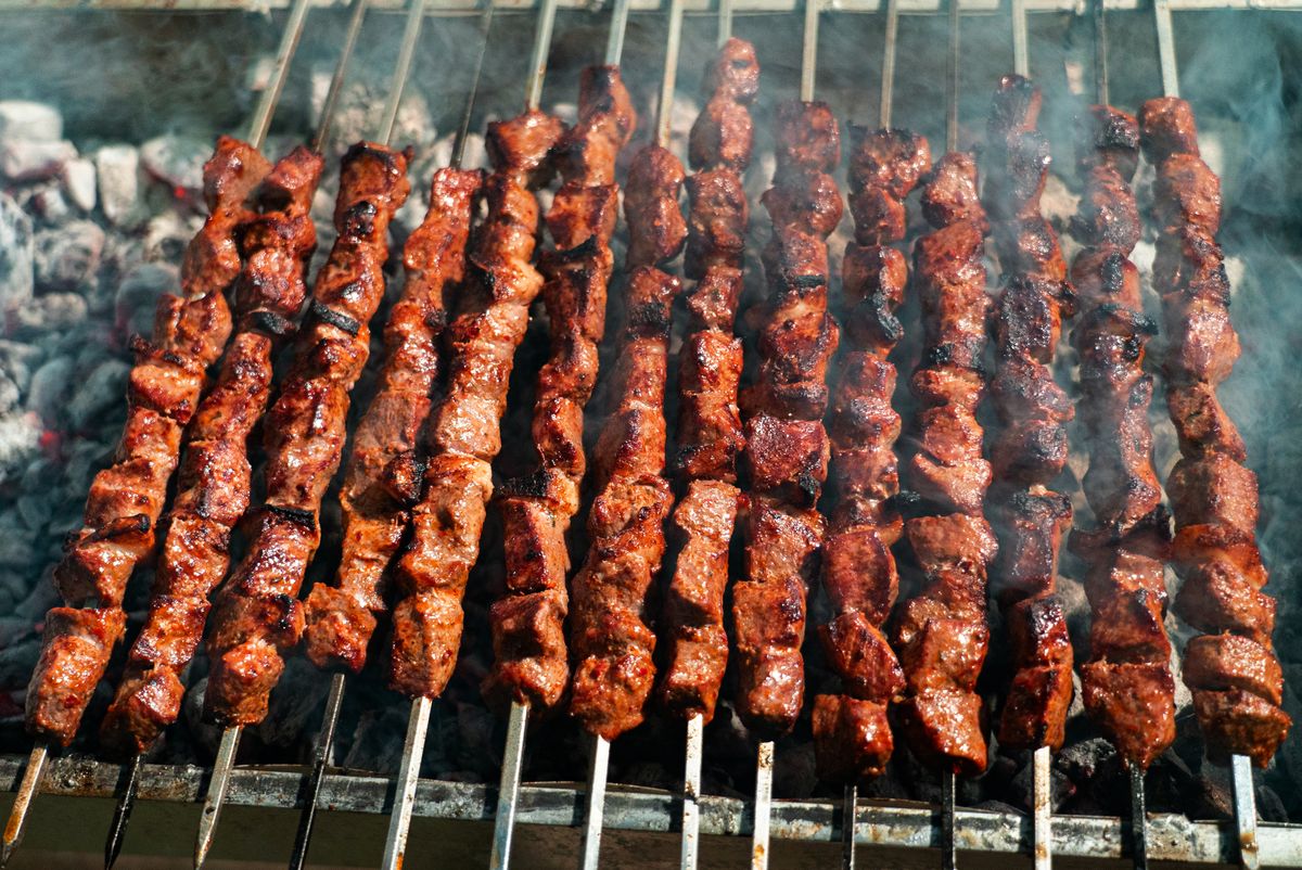 Fleischspieße auf dem Holzkohlegrill